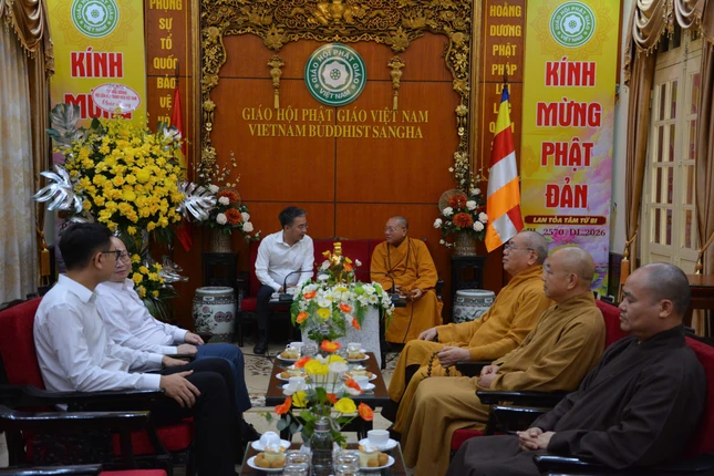 Hòa thượng Thích Gia Quang thân mật tiếp phái đoàn Hòa thượng Thích Gia Quang thân mật tiếp phái đoàn