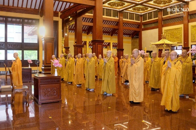 Chư Tăng thành kính đảnh lễ Tam bảo