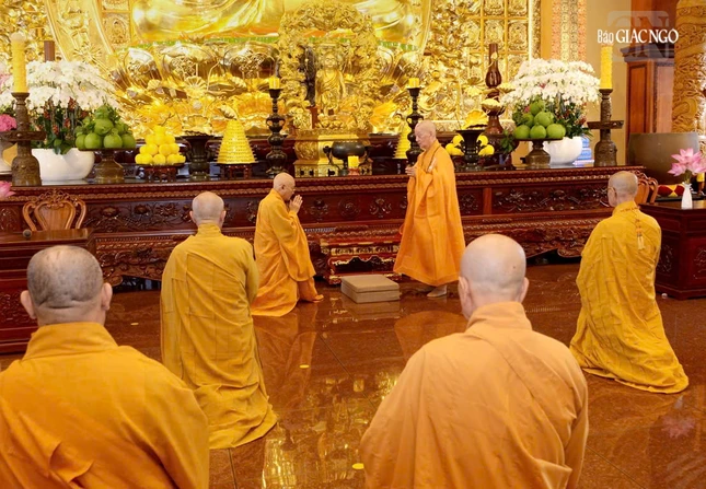 Nhị vị giáo phẩm đối thú tác pháp an cư