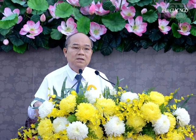 Ông Trần Văn Bảy phát biểu chúc mừng Đại lễ Phật đản