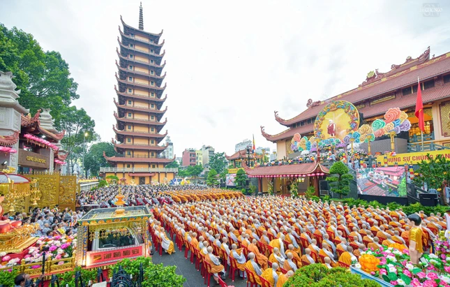 Quang cảnh Đại lễ Phật đản Phật lịch 2570 tại Việt Nam Quốc Tự