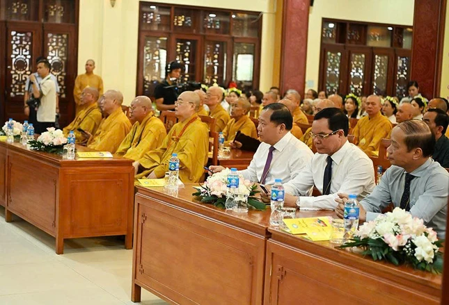 Chư tôn đức và các vị lãnh đạo các cơ quan tham dự Đại lễ