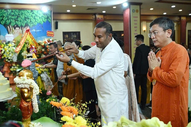 Quý đại biểu thực hiện nghi thức Tắm Phật tại Trụ sở Trung ương GHPGVN - chùa Quán Sứ