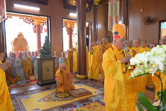 Chư tôn đức thực hiện khóa lễ theo truyền thống Chư tôn đức thực hiện khóa lễ theo truyền thống