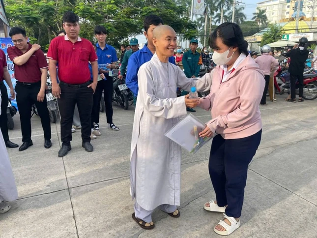 Sư cô Thích nữ Trung Hiếu trao nước uống cho thí sinh Sư cô Thích nữ Trung Hiếu trao nước uống cho thí sinh