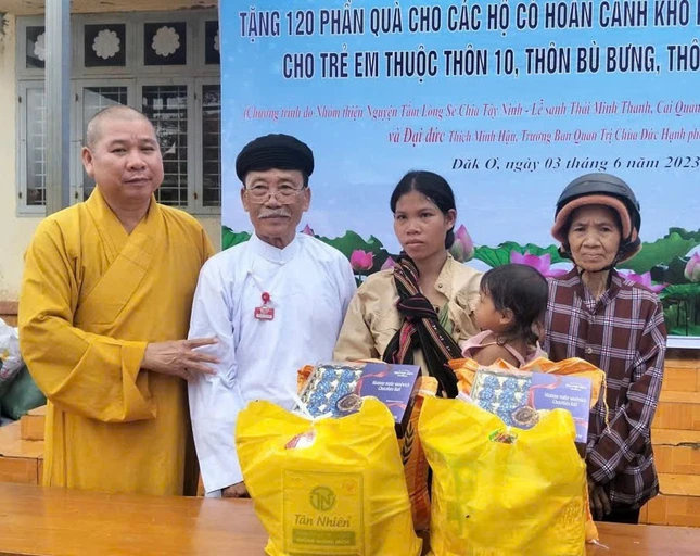 Đoàn trao quà đến những gia đình khó khăn xã Đăk Ơ