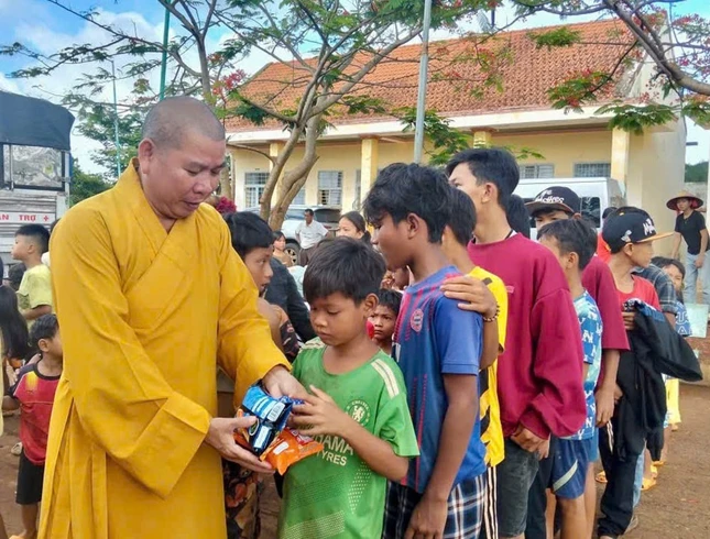 Đại đức Thích Minh Hậu trao quà cho học sinh