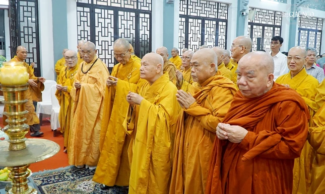 Chư tôn giáo phẩm Hội đồng Chứng minh, Hội đồng Trị sự, Ban Trị sự TP.HCM và các tỉnh thành thành, đại diện các cơ quan thành kính dâng hương, tưởng niệm Giác linh Bồ-tát Thích Quảng Đức