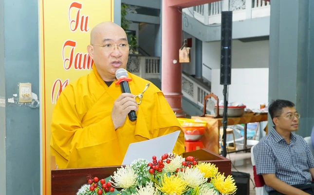 Thượng tọa Thích Phước Nguyên phát biểu khai mạc Khóa bồi dưỡng trụ trì năm 2026 - Ảnh: Bảo Toàn