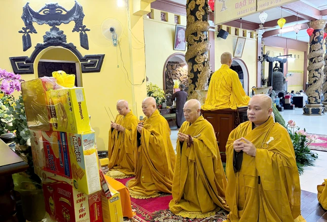 Chư tôn đức Ban Trị sự Phật giáo TP.HCM thành kính dâng hương tưởng niệm tại tổ đình Quán Thế Âm, trú xứ cuối cùng của Bồ-tát Thích Quảng Đức