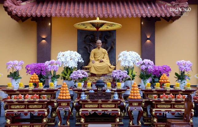 Pháp tướng Bồ-tát Thích Quảng Đức tôn trí trước bảo tháp Đa Bảo trong Lễ tưởng niệm 63 năm ngày ngài vị pháp thiêu thân