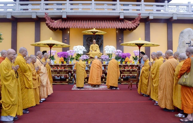 Thành kính đảnh lễ Giác linh Bồ-tát Thích Quảng Đức, cùng chư vị Thánh tử đạo