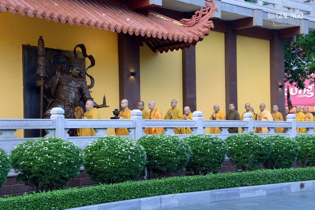 Đức Pháp chủ cùng chư vị Trưởng lão Hòa thượng Hội đồng Chứng minh, chư tôn đức Hội đồng Trị sự nhiễu tháp tưởng niệm