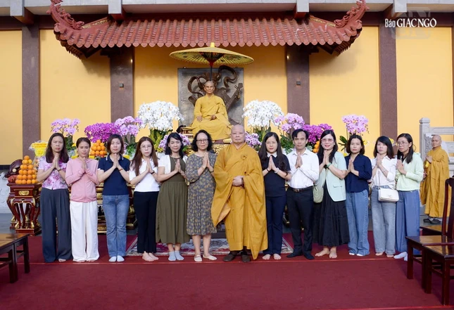 Đại diện lãnh đạo và nhân viên Ngân hàng Nhà nước Việt Nam chi nhánh tại TP.HCM cùng Hòa thượng Trưởng ban Trị sự TP.HCM trước tháp Đa Bảo