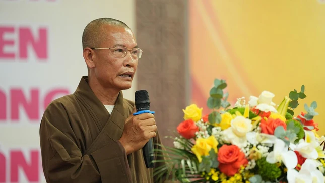 Thượng tọa Thích Đạo Phong trình bày đề án kiện toàn nhân sự Ban Trị sự nhiệm kỳ mới