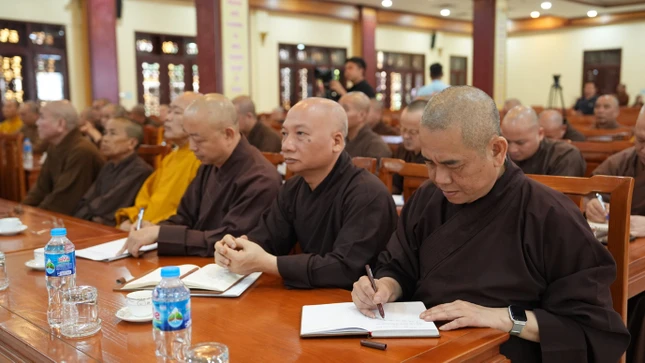 Chư tôn đức tham dự họp Chư tôn đức tham dự họp