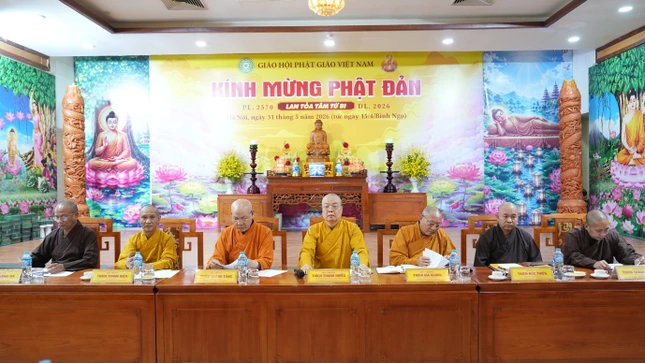 Chư tôn đức chủ tọa buổi họp Chư tôn đức chủ tọa buổi họp
