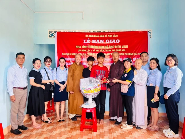 Đoàn bàn giao nhà tình thương đến ông Điểu Vinh