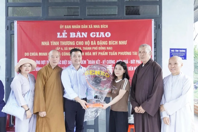 Đại diện các nhà hảo tâm, chính quyền địa phương trao quà đến gia đình