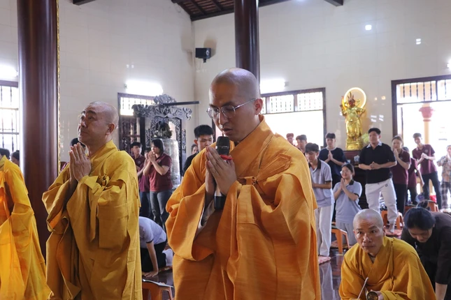 Chư tôn đức hướng dẫn học sinh tham gia khóa lễ trì tụng kinh Phổ môn Chư tôn đức hướng dẫn học sinh tham gia khóa lễ trì tụng kinh Phổ môn
