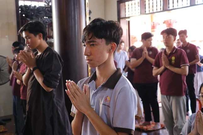 Học sinh cầu nguyện sức khỏe, bình an trước kỳ thi Trung học Phổ thông Học sinh cầu nguyện sức khỏe, bình an trước kỳ thi Trung học Phổ thông