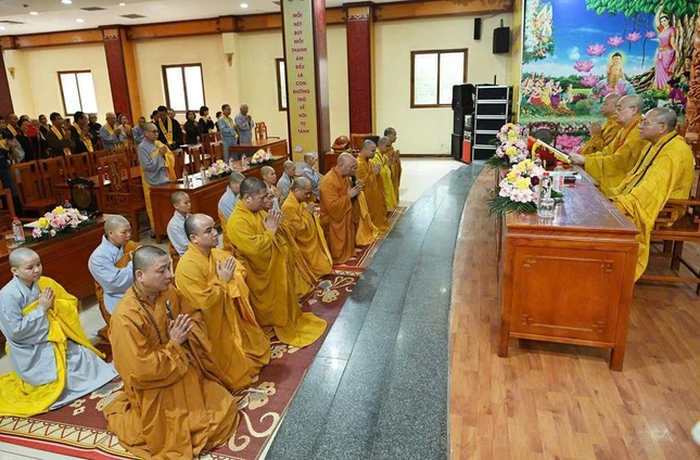 Chư hành giả Tăng, Ni đảnh lễ chư vị giáo phẩm chứng minh Chư hành giả Tăng, Ni đảnh lễ chư vị giáo phẩm chứng minh