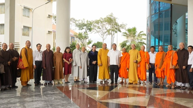 Phái đoàn chụp ảnh lưu niệm cùng các vị lãnh đạo tỉnh Phái đoàn chụp ảnh lưu niệm cùng các vị lãnh đạo tỉnh