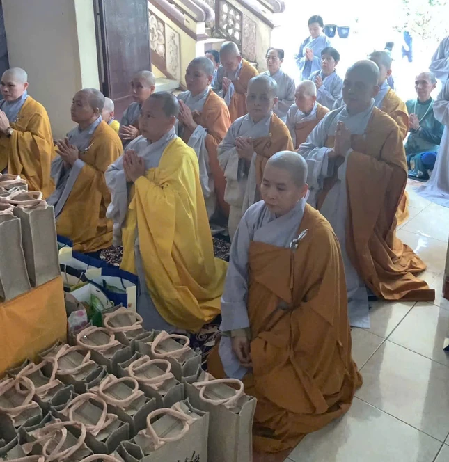 Chư Ni đại diện môn đồ pháp quyến