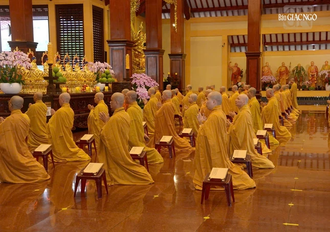 Đại chúng đảnh lễ Tam bảo