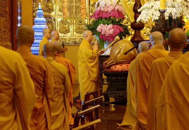 Lễ Bố-tát trang nghiêm tại chánh điện Việt Nam Quốc Tự