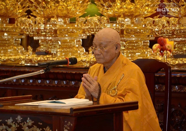 Trưởng lão Hòa thượng Thích Minh Thông dẫn chúng trì tụng giới luật