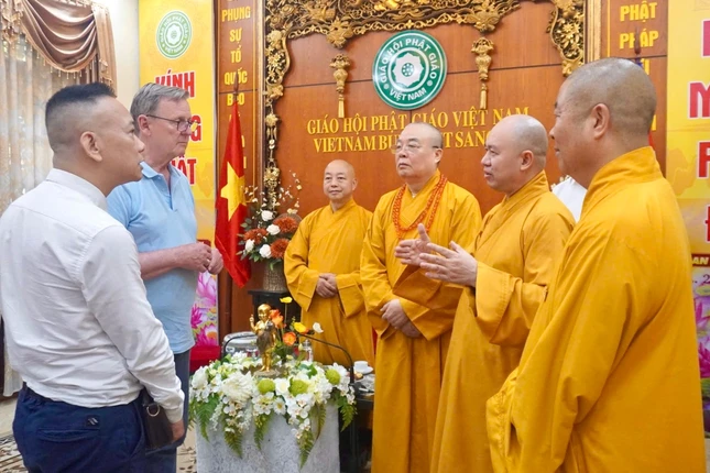 Thượng tọa Thích Đức Thiện trao đổi với Phó Chủ tịch Quốc hội Cộng hòa Liên bang Đức Bodo Ramelow