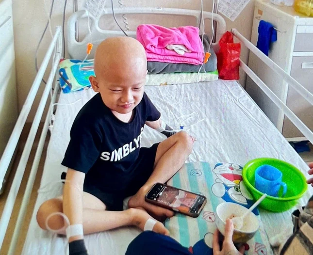 Cháu Hưng bị bệnh bướu nguyên bào gan