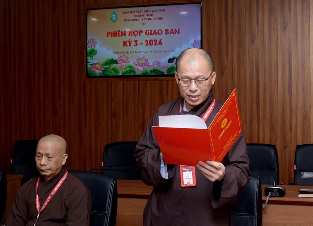 Thượng tọa Thích Minh Nhẫn báo cáo tại buổi họp Thượng tọa Thích Minh Nhẫn báo cáo tại buổi họp