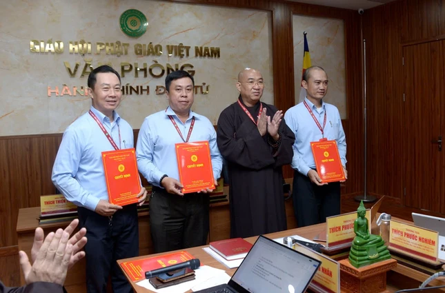 Trao quyết định đến 3 nhân viên văn phòng kiêm nhiệm công tác truyền thông Trao quyết định đến 3 nhân viên văn phòng kiêm nhiệm công tác truyền thông