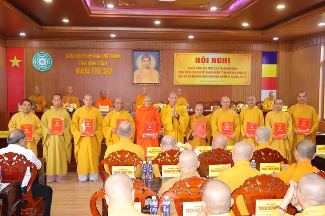 Trao quyết định đến thành viên Ban Trị sự