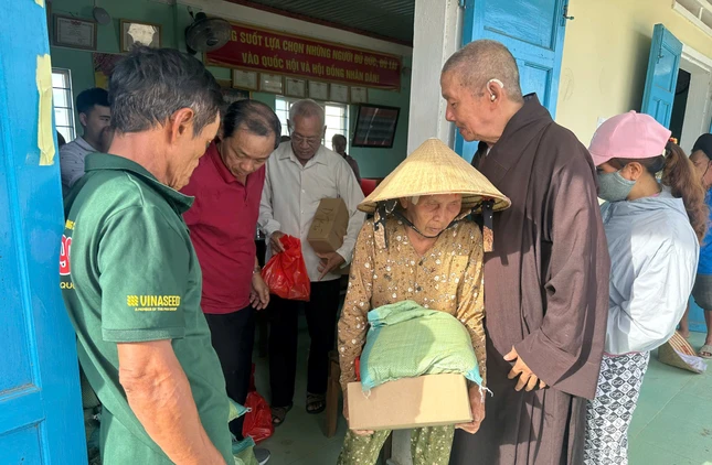 Hòa thượng Thích Giác Trí, viện chủ chùa Minh Giác trao quà đến bà con địa phương