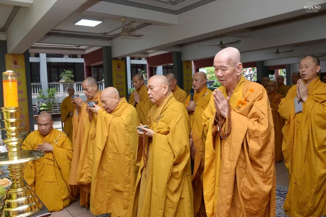 Chư vị Trưởng lão Hòa thượng cúng dường phạn thực
