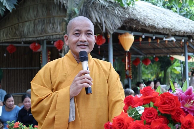 Thượng tọa Thích Lệ Duyên công bố Quyết định số 1828/GCN-UBND của UBND xã Đức Huệ