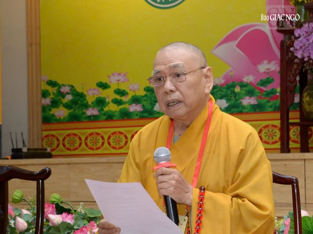 Trưởng lão Hòa thượng Thích Thiện Pháp, Ủy viên Thường trực Hội đồng Chứng minh, Phó Chủ tịch Thường trực Hội đồng Trị sự trình danh sách tấn phong giáo phẩm