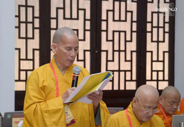 Hòa thượng Thích Thiện Thống trình bày dự thảo chương trình và lịch hoạt động của Đại hội Phật giáo toàn quốc lần thứ X