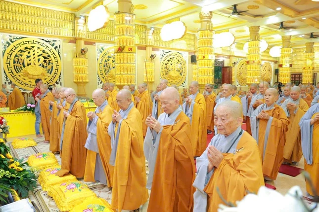 Tại chùa Long Vân (TP.Đồng Nai) - điểm cuối trong chuyến thăm của đoàn