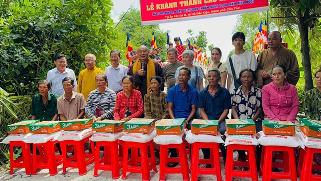 Trao 50 phần quà đến bà con khó khăn