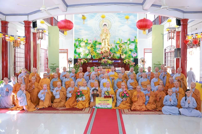 Đoàn Phân ban Ni giới Trung ương chụp ảnh lưu niệm tại chùa Bửu Sơn, tỉnh An Giang