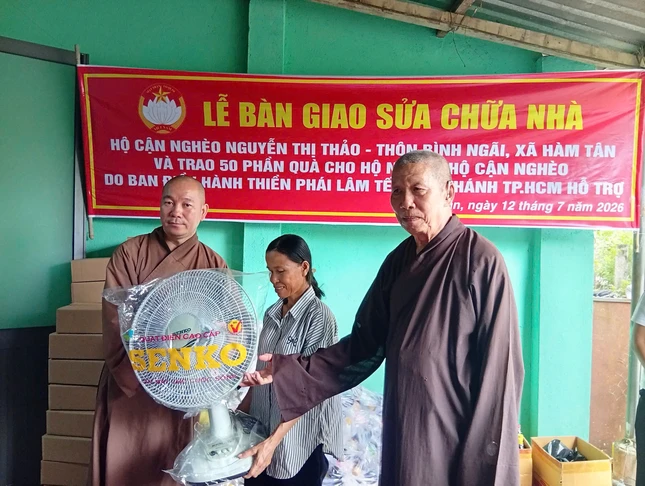Đoàn trao quà mừng tân gia đến gia đình bà Nguyễn Thị Thảo Đoàn trao quà mừng tân gia đến gia đình bà Nguyễn Thị Thảo