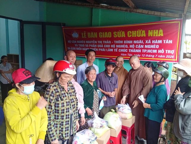 Đoàn trao quà đến những hộ khó khăn tại địa phương - Ảnh: M.G Đoàn trao quà đến những hộ khó khăn tại địa phương - Ảnh: M.G