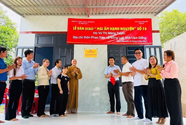 Bàn giao "Mái ấm Hạnh Nguyện' số 76 đến hộ nghèo tại xã Sông Lũy - Ảnh: H.N