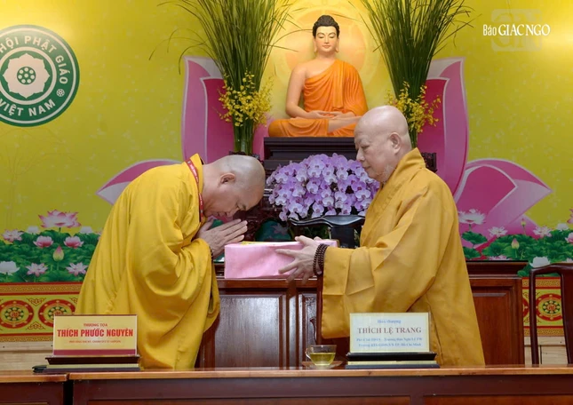 Hòa thượng Thích Lệ Trang trao tịnh tài, tịnh vật cúng dường trường hạ