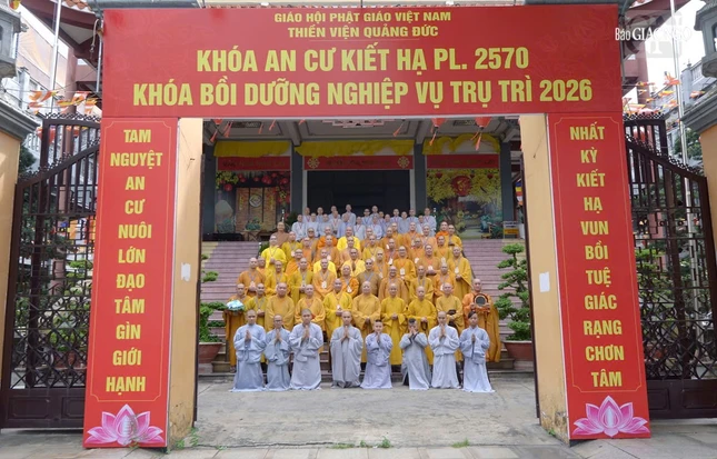 Chụp ảnh lưu niệm tại trường hạ thiền viện Quảng Đức
