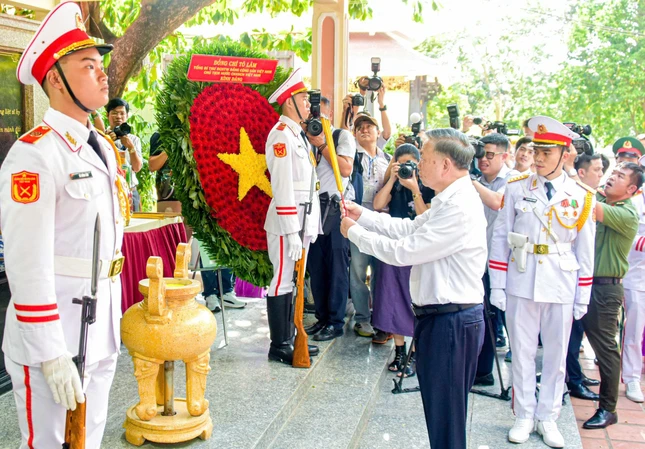 Tổng Bí thư, Chủ tịch nước Tô Lâm thắp hương trước tượng đài cố Tổng Bí thư Trần Phú